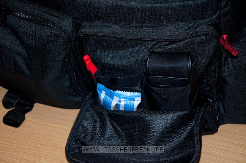 TAMRAC MODEL 614 - SUPER PRO 14\n\nFoto und Text von Taschenfreak.de\n\nKommentar:\n\nLange gewartet bist ich diesen Schritt gegangen bin und nahezu den Preis einer DSLR fr eine Tasczhe bereit war hinzulegen, aber irgendwann frht scheinbar kein Weg an diesem Taschenmonster vorbei.\n\nWas war die Aufgabe?\n\nFinde eine Tasche die 2 Kameras mit jeweils denLinsen 24-70 2.8 und 70-200 2.8 Griffbereit zur Verfgung stellt und zudem schnellen Zugriff an 2-3 Blitzgerte und mindestens schnellen Zugrif fr zwei weitere Linsen ermglicht wie die 85 1,4er und 17-35er Linse. Zudem sollte gengend Platz fr andere Linsen die man nicht so schnell im Zugriff braucht vorhanden sein wie dem 50er, dem 35er, dem 105er Makro und dem Blitzremoteauslser, sowie ein Staufach fr gengend Akkus und einem 17 Zoll Macbook pro.\n\nDafr gibt es unseres Wissens nach nur die Super Pro 14 - die diese Anforderungen erfllt und zudem noch extrem gut verarbeitet ist. Zustzlich kann man dieses schwere Monster auch gut auf einem "Oma-Einkaufsrolly" abstellen und somit entspannt fr den Rcken durch den Schlosspark bei Hochzeiten ziehen.\n\nDie Verarbeitung der hochwertigen Tamrac Taschen ist grandios. Tamrac hat eine Consumer und eine Profi Serie. Den Unterschied merkt man sofort am Preisunterschied - leider! Die Nhte, die Reissverschlsse, die verwendten Gurte - das ist einfach alles fr die Ewigkeit gebaut!\n\nMit dem Tragegestell S-114 von Tamrac, das wir schon seit Jahren an anderen Taschen verwendeten kann man die Tasche auch recht angenehm auf dem Rcken tragen.\n\nBei Fragen - einfach Fragen - diese Tasche wird aus heutiger Sicht alt mit uns und ist vor diesem Bericht bereits bei sieben Shootings und drei Hochzeiten intensiv getestet worden.\n\nPrdikat: MONSTER - ABER SEHR GUT!