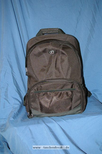 TAMRAC AERO 80\n\nText und Bilder von dran_draggore aus dem DSLR Forum - VIELEN DANK!\n\nKommentar des Nutzers:\n\nHab den Rucksack gestern bekommen (nach zweiwchiger Odyssee mit der Post) Ich hoffe ich kann mit meinem kleinen Erfahrungsbericht weiterhelfen, Bilder gibts demnchst hoffentlich auch (ich bemh mich).\n\nIn Krze:\nFoto-Rucksack mit Daypack und Notebookfach, ca 70\n\nWas ich mag:\n+ unaufflliges aussehen\n+ groes Daypack\n+ sehr!! leicht\n+ zwei Reiverschlsse \n+robustes Foto-fach\n\nWas ich gerne besser htte\n- besser Strukturiertes Daypack-Innenleben (der Lowepro Copmpudaypack macht da eine deutlich bessere Figur)\n- Aufteilung des Foto-fachs ist zwar mit Klettverschlssen mglich, aber nicht wirklich flexibel.\n\nDie Lange Version.\n\nAllgemein:\nDer Rucksack mit Daypack und Notebookfach ist IMHO unauffllig und sieht auf Anhieb nicht nach Foto-Rucksack aus, hierzu trgt auch das Design der Foto-tasche bei, die eher wie eine aufgesetztes flaches Fach aussieht.\n\nDer Rucksack macht einen wertigen eindruck, die Verarbeitung ist auf den ersten Blick gut. Ob sie hlt was sie verspricht wird der Alltag zeigen.\n\nAuen sind jeweils links und rechts zwei Netztaschen mit Gummizug angebracht, so ca die Gre einer Getrnkedose o..\n\nDie Trageriemen sind Breit (ca. 7 cm) und mit einem zustzlichen Lederartigen Rutsch-stop material auf der Innenseite benht. Auf der Unterseite kann zustzliches Zubehr ber zwei Plastik-sen befestigt werden. Der Rucksack ist sehr leicht und macht trotzdem einen robusten eindruck.\n\nBezahlt habe ich ca 70 Euro, inkl Versand.\n\nDas Foto_fach:\n\nDas Foto-fach wird mit zwei Reiverschlssen geffnet (kann man auch abschlieen wenn man ein kleines Schloss hat) und klappt nach vorne auf. Es ist Rundum mit gepolstertem verstrktem Material ausgekleidet. Von der Gre ist es eher als klein zu bezeichnen, hab aber auch nur meine K100D mit Kit und ein 50mm 1.7, also noch ist platz. Denke mal dass locker noch ein mittelgroes Tele und ein Blitz reinpassen, dazu bisschen Kleinkram. In der Front ist nochmal eine zweigeteilte Tasche, die mit einem Reiverschluss verschlossen ist. Dieser ist von einer kleinen Lasche abgedeckt, so dass er nichts verkratzt. Auf der Auenseite der Front ist noch eine Kleine Netz-tasche angebracht. Das Foto-fach ist mit einem stabilisierten Deckel vom Daypack getrennt, der Deckel ist mit Klettverschlssen befestigt ist.\n\nH: 20 cm in der mitte, bisschen weniger auen\nB: 30 cm\nT: 15cm\n\nDer Daypack:\n\nber dem Foto-fach ein gerumiges Daypack, mit zwei Reiverschlssen zu ffnen. Der Innenraum ist Spartanisch (drei Netztaschen, zwei an der Rckwand, eine an der Frontlasche).\n\nH: 20+ cm in der mitte, bisschen weniger auen\nB: 30 cm\nT: 15cm\n\nDas Notebook-fach.\n\nDas Notebook-fach wird von zwei abgedichteten Reiverschlssen abgedeckt, am Boden befindet sich ein verstrkter Einsatz (Klettverschluss), der auch von unten schtzt. Da ich zurzeit kein Notebook habe kann ich nicht viel dazu sagen, ich werde es eher zur Aufbewahrung von Papierkram verwenden.\n\nHoffe ich konnte euch weiterhelfen, Bilder folgen hoffentlich bald.\n\nGruss Dran