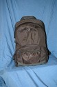 TAMRAC AERO 80\n\nText und Bilder von dran_draggore aus dem DSLR Forum - VIELEN DANK!\n\nKommentar des Nutzers:\n\nHab den Rucksack gestern bekommen (nach zweiwchiger Odyssee mit der Post) Ich hoffe ich kann mit meinem kleinen Erfahrungsbericht weiterhelfen, Bilder gibts demnchst hoffentlich auch (ich bemh mich).\n\nIn Krze:\nFoto-Rucksack mit Daypack und Notebookfach, ca 70\n\nWas ich mag:\n+ unaufflliges aussehen\n+ groes Daypack\n+ sehr!! leicht\n+ zwei Reiverschlsse \n+robustes Foto-fach\n\nWas ich gerne besser htte\n- besser Strukturiertes Daypack-Innenleben (der Lowepro Copmpudaypack macht da eine deutlich bessere Figur)\n- Aufteilung des Foto-fachs ist zwar mit Klettverschlssen mglich, aber nicht wirklich flexibel.\n\nDie Lange Version.\n\nAllgemein:\nDer Rucksack mit Daypack und Notebookfach ist IMHO unauffllig und sieht auf Anhieb nicht nach Foto-Rucksack aus, hierzu trgt auch das Design der Foto-tasche bei, die eher wie eine aufgesetztes flaches Fach aussieht.\n\nDer Rucksack macht einen wertigen eindruck, die Verarbeitung ist auf den ersten Blick gut. Ob sie hlt was sie verspricht wird der Alltag zeigen.\n\nAuen sind jeweils links und rechts zwei Netztaschen mit Gummizug angebracht, so ca die Gre einer Getrnkedose o..\n\nDie Trageriemen sind Breit (ca. 7 cm) und mit einem zustzlichen Lederartigen Rutsch-stop material auf der Innenseite benht. Auf der Unterseite kann zustzliches Zubehr ber zwei Plastik-sen befestigt werden. Der Rucksack ist sehr leicht und macht trotzdem einen robusten eindruck.\n\nBezahlt habe ich ca 70 Euro, inkl Versand.\n\nDas Foto_fach:\n\nDas Foto-fach wird mit zwei Reiverschlssen geffnet (kann man auch abschlieen wenn man ein kleines Schloss hat) und klappt nach vorne auf. Es ist Rundum mit gepolstertem verstrktem Material ausgekleidet. Von der Gre ist es eher als klein zu bezeichnen, hab aber auch nur meine K100D mit Kit und ein 50mm 1.7, also noch ist platz. Denke mal dass locker noch ein mittelgroes Tele und ein Blitz reinpassen, dazu bisschen Kleinkram. In der Front ist nochmal eine zweigeteilte Tasche, die mit einem Reiverschluss verschlossen ist. Dieser ist von einer kleinen Lasche abgedeckt, so dass er nichts verkratzt. Auf der Auenseite der Front ist noch eine Kleine Netz-tasche angebracht. Das Foto-fach ist mit einem stabilisierten Deckel vom Daypack getrennt, der Deckel ist mit Klettverschlssen befestigt ist.\n\nH: 20 cm in der mitte, bisschen weniger auen\nB: 30 cm\nT: 15cm\n\nDer Daypack:\n\nber dem Foto-fach ein gerumiges Daypack, mit zwei Reiverschlssen zu ffnen. Der Innenraum ist Spartanisch (drei Netztaschen, zwei an der Rckwand, eine an der Frontlasche).\n\nH: 20+ cm in der mitte, bisschen weniger auen\nB: 30 cm\nT: 15cm\n\nDas Notebook-fach.\n\nDas Notebook-fach wird von zwei abgedichteten Reiverschlssen abgedeckt, am Boden befindet sich ein verstrkter Einsatz (Klettverschluss), der auch von unten schtzt. Da ich zurzeit kein Notebook habe kann ich nicht viel dazu sagen, ich werde es eher zur Aufbewahrung von Papierkram verwenden.\n\nHoffe ich konnte euch weiterhelfen, Bilder folgen hoffentlich bald.\n\nGruss Dran