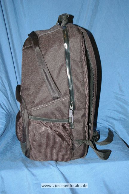 TAMRAC AERO 80\n\nText und Bilder von dran_draggore aus dem DSLR Forum - VIELEN DANK!\n\nKommentar des Nutzers:\n\nHab den Rucksack gestern bekommen (nach zweiwchiger Odyssee mit der Post) Ich hoffe ich kann mit meinem kleinen Erfahrungsbericht weiterhelfen, Bilder gibts demnchst hoffentlich auch (ich bemh mich).\n\nIn Krze:\nFoto-Rucksack mit Daypack und Notebookfach, ca 70\n\nWas ich mag:\n+ unaufflliges aussehen\n+ groes Daypack\n+ sehr!! leicht\n+ zwei Reiverschlsse \n+robustes Foto-fach\n\nWas ich gerne besser htte\n- besser Strukturiertes Daypack-Innenleben (der Lowepro Copmpudaypack macht da eine deutlich bessere Figur)\n- Aufteilung des Foto-fachs ist zwar mit Klettverschlssen mglich, aber nicht wirklich flexibel.\n\nDie Lange Version.\n\nAllgemein:\nDer Rucksack mit Daypack und Notebookfach ist IMHO unauffllig und sieht auf Anhieb nicht nach Foto-Rucksack aus, hierzu trgt auch das Design der Foto-tasche bei, die eher wie eine aufgesetztes flaches Fach aussieht.\n\nDer Rucksack macht einen wertigen eindruck, die Verarbeitung ist auf den ersten Blick gut. Ob sie hlt was sie verspricht wird der Alltag zeigen.\n\nAuen sind jeweils links und rechts zwei Netztaschen mit Gummizug angebracht, so ca die Gre einer Getrnkedose o..\n\nDie Trageriemen sind Breit (ca. 7 cm) und mit einem zustzlichen Lederartigen Rutsch-stop material auf der Innenseite benht. Auf der Unterseite kann zustzliches Zubehr ber zwei Plastik-sen befestigt werden. Der Rucksack ist sehr leicht und macht trotzdem einen robusten eindruck.\n\nBezahlt habe ich ca 70 Euro, inkl Versand.\n\nDas Foto_fach:\n\nDas Foto-fach wird mit zwei Reiverschlssen geffnet (kann man auch abschlieen wenn man ein kleines Schloss hat) und klappt nach vorne auf. Es ist Rundum mit gepolstertem verstrktem Material ausgekleidet. Von der Gre ist es eher als klein zu bezeichnen, hab aber auch nur meine K100D mit Kit und ein 50mm 1.7, also noch ist platz. Denke mal dass locker noch ein mittelgroes Tele und ein Blitz reinpassen, dazu bisschen Kleinkram. In der Front ist nochmal eine zweigeteilte Tasche, die mit einem Reiverschluss verschlossen ist. Dieser ist von einer kleinen Lasche abgedeckt, so dass er nichts verkratzt. Auf der Auenseite der Front ist noch eine Kleine Netz-tasche angebracht. Das Foto-fach ist mit einem stabilisierten Deckel vom Daypack getrennt, der Deckel ist mit Klettverschlssen befestigt ist.\n\nH: 20 cm in der mitte, bisschen weniger auen\nB: 30 cm\nT: 15cm\n\nDer Daypack:\n\nber dem Foto-fach ein gerumiges Daypack, mit zwei Reiverschlssen zu ffnen. Der Innenraum ist Spartanisch (drei Netztaschen, zwei an der Rckwand, eine an der Frontlasche).\n\nH: 20+ cm in der mitte, bisschen weniger auen\nB: 30 cm\nT: 15cm\n\nDas Notebook-fach.\n\nDas Notebook-fach wird von zwei abgedichteten Reiverschlssen abgedeckt, am Boden befindet sich ein verstrkter Einsatz (Klettverschluss), der auch von unten schtzt. Da ich zurzeit kein Notebook habe kann ich nicht viel dazu sagen, ich werde es eher zur Aufbewahrung von Papierkram verwenden.\n\nHoffe ich konnte euch weiterhelfen, Bilder folgen hoffentlich bald.\n\nGruss Dran