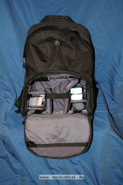TAMRAC AERO 80\n\nText und Bilder von dran_draggore aus dem DSLR Forum - VIELEN DANK!\n\nKommentar des Nutzers:\n\nHab den Rucksack gestern bekommen (nach zweiwöchiger Odyssee mit der Post) Ich hoffe ich kann mit meinem kleinen Erfahrungsbericht weiterhelfen, Bilder gibts demnächst hoffentlich auch (ich bemüh mich).\n\nIn Kürze:\nFoto-Rucksack mit Daypack und Notebookfach, ca 70€\n\nWas ich mag:\n+ unauffälliges aussehen\n+ großes Daypack\n+ sehr!! leicht\n+ zwei Reißverschlüsse \n+robustes Foto-fach\n\nWas ich gerne besser hätte\n- besser Strukturiertes Daypack-Innenleben (der Lowepro Copmpudaypack macht da eine deutlich bessere Figur)\n- Aufteilung des Foto-fachs ist zwar mit Klettverschlüssen möglich, aber nicht wirklich flexibel.\n\nDie Lange Version.\n\nAllgemein:\nDer Rucksack mit Daypack und Notebookfach ist IMHO unauffällig und sieht auf Anhieb nicht nach Foto-Rucksack aus, hierzu trägt auch das Design der Foto-tasche bei, die eher wie eine aufgesetztes flaches Fach aussieht.\n\nDer Rucksack macht einen wertigen eindruck, die Verarbeitung ist auf den ersten Blick gut. Ob sie hält was sie verspricht wird der Alltag zeigen.\n\nAußen sind jeweils links und rechts zwei Netztaschen mit Gummizug angebracht, so ca die Größe einer Getränkedose o.ä.\n\nDie Trageriemen sind Breit (ca. 7 cm) und mit einem zusätzlichen Lederartigen Rutsch-stop material auf der Innenseite benäht. Auf der Unterseite kann zusätzliches Zubehör über zwei Plastik-Ösen befestigt werden. Der Rucksack ist sehr leicht und macht trotzdem einen robusten eindruck.\n\nBezahlt habe ich ca 70 Euro, inkl Versand.\n\nDas Foto_fach:\n\nDas Foto-fach wird mit zwei Reißverschlüssen geöffnet (kann man auch abschließen wenn man ein kleines Schloss hat) und klappt nach vorne auf. Es ist Rundum mit gepolstertem verstärktem Material ausgekleidet. Von der Größe ist es eher als klein zu bezeichnen, hab aber auch nur meine K100D mit Kit und ein 50mm 1.7, also noch ist platz. Denke mal dass locker noch ein mittelgroßes Tele und ein Blitz reinpassen, dazu bisschen Kleinkram. In der Front ist nochmal eine zweigeteilte Tasche, die mit einem Reißverschluss verschlossen ist. Dieser ist von einer kleinen Lasche abgedeckt, so dass er nichts verkratzt. Auf der Außenseite der Front ist noch eine Kleine Netz-tasche angebracht. Das Foto-fach ist mit einem stabilisierten Deckel vom Daypack getrennt, der Deckel ist mit Klettverschlüssen befestigt ist.\n\nH: 20 cm in der mitte, bisschen weniger außen\nB: 30 cm\nT: 15cm\n\nDer Daypack:\n\nÜber dem Foto-fach ein geräumiges Daypack, mit zwei Reißverschlüssen zu öffnen. Der Innenraum ist Spartanisch (drei Netztaschen, zwei an der Rückwand, eine an der Frontlasche).\n\nH: 20+ cm in der mitte, bisschen weniger außen\nB: 30 cm\nT: 15cm\n\nDas Notebook-fach.\n\nDas Notebook-fach wird von zwei abgedichteten Reißverschlüssen abgedeckt, am Boden befindet sich ein verstärkter Einsatz (Klettverschluss), der auch von unten schützt. Da ich zurzeit kein Notebook habe kann ich nicht viel dazu sagen, ich werde es eher zur Aufbewahrung von Papierkram verwenden.\n\nHoffe ich konnte euch weiterhelfen, Bilder folgen hoffentlich bald.\n\nGruss Dran