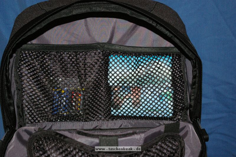 TAMRAC AERO 80\n\nText und Bilder von dran_draggore aus dem DSLR Forum - VIELEN DANK!\n\nKommentar des Nutzers:\n\nHab den Rucksack gestern bekommen (nach zweiwchiger Odyssee mit der Post) Ich hoffe ich kann mit meinem kleinen Erfahrungsbericht weiterhelfen, Bilder gibts demnchst hoffentlich auch (ich bemh mich).\n\nIn Krze:\nFoto-Rucksack mit Daypack und Notebookfach, ca 70\n\nWas ich mag:\n+ unaufflliges aussehen\n+ groes Daypack\n+ sehr!! leicht\n+ zwei Reiverschlsse \n+robustes Foto-fach\n\nWas ich gerne besser htte\n- besser Strukturiertes Daypack-Innenleben (der Lowepro Copmpudaypack macht da eine deutlich bessere Figur)\n- Aufteilung des Foto-fachs ist zwar mit Klettverschlssen mglich, aber nicht wirklich flexibel.\n\nDie Lange Version.\n\nAllgemein:\nDer Rucksack mit Daypack und Notebookfach ist IMHO unauffllig und sieht auf Anhieb nicht nach Foto-Rucksack aus, hierzu trgt auch das Design der Foto-tasche bei, die eher wie eine aufgesetztes flaches Fach aussieht.\n\nDer Rucksack macht einen wertigen eindruck, die Verarbeitung ist auf den ersten Blick gut. Ob sie hlt was sie verspricht wird der Alltag zeigen.\n\nAuen sind jeweils links und rechts zwei Netztaschen mit Gummizug angebracht, so ca die Gre einer Getrnkedose o..\n\nDie Trageriemen sind Breit (ca. 7 cm) und mit einem zustzlichen Lederartigen Rutsch-stop material auf der Innenseite benht. Auf der Unterseite kann zustzliches Zubehr ber zwei Plastik-sen befestigt werden. Der Rucksack ist sehr leicht und macht trotzdem einen robusten eindruck.\n\nBezahlt habe ich ca 70 Euro, inkl Versand.\n\nDas Foto_fach:\n\nDas Foto-fach wird mit zwei Reiverschlssen geffnet (kann man auch abschlieen wenn man ein kleines Schloss hat) und klappt nach vorne auf. Es ist Rundum mit gepolstertem verstrktem Material ausgekleidet. Von der Gre ist es eher als klein zu bezeichnen, hab aber auch nur meine K100D mit Kit und ein 50mm 1.7, also noch ist platz. Denke mal dass locker noch ein mittelgroes Tele und ein Blitz reinpassen, dazu bisschen Kleinkram. In der Front ist nochmal eine zweigeteilte Tasche, die mit einem Reiverschluss verschlossen ist. Dieser ist von einer kleinen Lasche abgedeckt, so dass er nichts verkratzt. Auf der Auenseite der Front ist noch eine Kleine Netz-tasche angebracht. Das Foto-fach ist mit einem stabilisierten Deckel vom Daypack getrennt, der Deckel ist mit Klettverschlssen befestigt ist.\n\nH: 20 cm in der mitte, bisschen weniger auen\nB: 30 cm\nT: 15cm\n\nDer Daypack:\n\nber dem Foto-fach ein gerumiges Daypack, mit zwei Reiverschlssen zu ffnen. Der Innenraum ist Spartanisch (drei Netztaschen, zwei an der Rckwand, eine an der Frontlasche).\n\nH: 20+ cm in der mitte, bisschen weniger auen\nB: 30 cm\nT: 15cm\n\nDas Notebook-fach.\n\nDas Notebook-fach wird von zwei abgedichteten Reiverschlssen abgedeckt, am Boden befindet sich ein verstrkter Einsatz (Klettverschluss), der auch von unten schtzt. Da ich zurzeit kein Notebook habe kann ich nicht viel dazu sagen, ich werde es eher zur Aufbewahrung von Papierkram verwenden.\n\nHoffe ich konnte euch weiterhelfen, Bilder folgen hoffentlich bald.\n\nGruss Dran