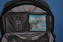 TAMRAC AERO 80\n\nText und Bilder von dran_draggore aus dem DSLR Forum - VIELEN DANK!\n\nKommentar des Nutzers:\n\nHab den Rucksack gestern bekommen (nach zweiwchiger Odyssee mit der Post) Ich hoffe ich kann mit meinem kleinen Erfahrungsbericht weiterhelfen, Bilder gibts demnchst hoffentlich auch (ich bemh mich).\n\nIn Krze:\nFoto-Rucksack mit Daypack und Notebookfach, ca 70\n\nWas ich mag:\n+ unaufflliges aussehen\n+ groes Daypack\n+ sehr!! leicht\n+ zwei Reiverschlsse \n+robustes Foto-fach\n\nWas ich gerne besser htte\n- besser Strukturiertes Daypack-Innenleben (der Lowepro Copmpudaypack macht da eine deutlich bessere Figur)\n- Aufteilung des Foto-fachs ist zwar mit Klettverschlssen mglich, aber nicht wirklich flexibel.\n\nDie Lange Version.\n\nAllgemein:\nDer Rucksack mit Daypack und Notebookfach ist IMHO unauffllig und sieht auf Anhieb nicht nach Foto-Rucksack aus, hierzu trgt auch das Design der Foto-tasche bei, die eher wie eine aufgesetztes flaches Fach aussieht.\n\nDer Rucksack macht einen wertigen eindruck, die Verarbeitung ist auf den ersten Blick gut. Ob sie hlt was sie verspricht wird der Alltag zeigen.\n\nAuen sind jeweils links und rechts zwei Netztaschen mit Gummizug angebracht, so ca die Gre einer Getrnkedose o..\n\nDie Trageriemen sind Breit (ca. 7 cm) und mit einem zustzlichen Lederartigen Rutsch-stop material auf der Innenseite benht. Auf der Unterseite kann zustzliches Zubehr ber zwei Plastik-sen befestigt werden. Der Rucksack ist sehr leicht und macht trotzdem einen robusten eindruck.\n\nBezahlt habe ich ca 70 Euro, inkl Versand.\n\nDas Foto_fach:\n\nDas Foto-fach wird mit zwei Reiverschlssen geffnet (kann man auch abschlieen wenn man ein kleines Schloss hat) und klappt nach vorne auf. Es ist Rundum mit gepolstertem verstrktem Material ausgekleidet. Von der Gre ist es eher als klein zu bezeichnen, hab aber auch nur meine K100D mit Kit und ein 50mm 1.7, also noch ist platz. Denke mal dass locker noch ein mittelgroes Tele und ein Blitz reinpassen, dazu bisschen Kleinkram. In der Front ist nochmal eine zweigeteilte Tasche, die mit einem Reiverschluss verschlossen ist. Dieser ist von einer kleinen Lasche abgedeckt, so dass er nichts verkratzt. Auf der Auenseite der Front ist noch eine Kleine Netz-tasche angebracht. Das Foto-fach ist mit einem stabilisierten Deckel vom Daypack getrennt, der Deckel ist mit Klettverschlssen befestigt ist.\n\nH: 20 cm in der mitte, bisschen weniger auen\nB: 30 cm\nT: 15cm\n\nDer Daypack:\n\nber dem Foto-fach ein gerumiges Daypack, mit zwei Reiverschlssen zu ffnen. Der Innenraum ist Spartanisch (drei Netztaschen, zwei an der Rckwand, eine an der Frontlasche).\n\nH: 20+ cm in der mitte, bisschen weniger auen\nB: 30 cm\nT: 15cm\n\nDas Notebook-fach.\n\nDas Notebook-fach wird von zwei abgedichteten Reiverschlssen abgedeckt, am Boden befindet sich ein verstrkter Einsatz (Klettverschluss), der auch von unten schtzt. Da ich zurzeit kein Notebook habe kann ich nicht viel dazu sagen, ich werde es eher zur Aufbewahrung von Papierkram verwenden.\n\nHoffe ich konnte euch weiterhelfen, Bilder folgen hoffentlich bald.\n\nGruss Dran