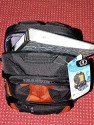 TAMRAC AERO 80 (3380)\n\nFoto von einem Anonymen User - VIELEN DANK!\n\nKommentar:\n\nHallo wenn ihr wollt knnt ihr zum Aero 80 3380 diese Bilder von mir noch hinzufgen...\n\nEquipment 40D mit 24-105mm L + GeLi, ein 70-300mm IS + GeLi (anstelle dessen bestimmt auch ein 35mm L), ein Metz Megablitz und Krimskrams (Ladegert, Akkus, Blower, Reissack(unter dem Foto) etc.)\n\nDay-Pack groe Plastikdose, eine 1 Liter Wasserflasche, eine Jacke, Geldbeutel, Handy und Schlssel\n\nViele Gre