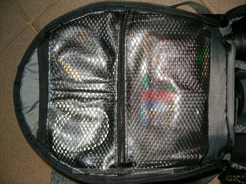 Foto von Ulli Werner - DANKE DAFR !\n\nKommentar des Nutzers:\n\n1: Rucksack mit befestigtem Manfrotto 055ProB mit 141RC\n2: Auenansicht\n3: Innenseite des Rucksackdeckels mit durchsichtigen Netztaschen mit USB- und Videokabel und Ersatzakku/Batterien\n4: Innenansicht: oben Speedlite 430EX in Tasche, 350D mit Batteriegriff und 18-55mm+Geli, Ladegert mit Netzkabel, Rckseitiger Objektivdeckel mit Kameradeckel, unten 70-300mm IS mit Geli\n5: Vordertasche mit Stifften und ner 256MB Speicherkarte. Die Pltze fr die Speicherkarten haben so rote "abdecker" die den Zugriff verhindern wenn die Speicherkarte Voll ist (ist patentiert)\n \nIch habe den Rucksack weil er fr den Anfang gengt und recht gstig ist (60). Er ist auch noch mit besonderen Zusatztaschen von Tamrac an den Seiten erweiterbar fr z.B. Objektive oder eine Trinkflasche.