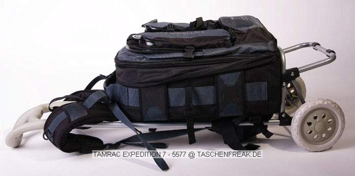 TAMRAC Expedition 7 (5577)\n\nFoto von Axel Lange - VIELEN DANK!\n\nKommentar des Nutzers:\n\nHallo Herr Langer,\n\nnachdem ich Ihre sehr ntzliche  Seite schon so oft auf der Suche nach DER Fototasche besucht habe, will ich nun auch einige Bilder beisteuern.\n\nMit dem Tamrac 5577 (neue Version) Expedition 7 habe ich mir einen Trolley gebaut. Auch dazu einige Bilder.\n(s.a. http://www.bluetopas.com/Fotograf/fotograf-tamrac1.html )\n\nMglicher Text:\nDa mir der Rucksack mitunter zu schwer wird, habe ich mir bei ebay einen Trolley ersteigert (20 ) und den Rucksack darauf befestigt. Dabei haben die groen Laufrder Vorteile gegenber den kleinen Rollen blicher (Foto-)Rollkoffer.\nDabei stren die stark gepolsterten Trage- und Beckengurte. Aber es geht. Dieser Trolley hat noch den Vorteil, im liegenden Zustand durch den gebogenen Griff eine waagerechte Position einzunehmen."\n\nViele Gre,\n\nAxel Lange