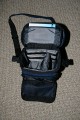 Foto von Christian Bormann - VIELEN DANK !\n\nKommentar des Nutzers:\n\nanbei die Fotos der Tamrac Explorer 2. Bei der Tasche sind noch drei weitere "Teiler" dabei. Allerdings ist sie dann m.E.n. nicht mehr fr ne DSLR zu gebrauchen. Mit der gezeigten Einteilung passen eine 350D mit BG und angesetztem Kit, sowie ein Tamron 70-300 rein. Eine 30D ohne BG mit angesetztem 17-85 IS USM und 580ex Speedlite (natrlich nicht angesteckt) geht gerade noch so rein, allerdings muss man dann schon ein wenig Gewalt beim zumachen aufbringen. Ansonsten bietet die Tasche eine kleine RV-Tasche im Deckelinneren (z.B. fr ne Bedienungsanleitung), einen etwas versteckten "Einschub" fr Ersatzakku und/oder Speicherkarten (je nach Gre) und natrlich die Fronttasche. In dieser hat man vorne nochmals eine RV-Tasche und zwei Netztaschen (ohne Verschluss).