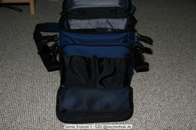 Foto von Christian Bormann - VIELEN DANK !\n\nKommentar des Nutzers:\n\nanbei die Fotos der Tamrac Explorer 2. Bei der Tasche sind noch drei weitere "Teiler" dabei. Allerdings ist sie dann m.E.n. nicht mehr fr ne DSLR zu gebrauchen. Mit der gezeigten Einteilung passen eine 350D mit BG und angesetztem Kit, sowie ein Tamron 70-300 rein. Eine 30D ohne BG mit angesetztem 17-85 IS USM und 580ex Speedlite (natrlich nicht angesteckt) geht gerade noch so rein, allerdings muss man dann schon ein wenig Gewalt beim zumachen aufbringen. Ansonsten bietet die Tasche eine kleine RV-Tasche im Deckelinneren (z.B. fr ne Bedienungsanleitung), einen etwas versteckten "Einschub" fr Ersatzakku und/oder Speicherkarten (je nach Gre) und natrlich die Fronttasche. In dieser hat man vorne nochmals eine RV-Tasche und zwei Netztaschen (ohne Verschluss).
