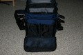 Foto von Christian Bormann - VIELEN DANK !\n\nKommentar des Nutzers:\n\nanbei die Fotos der Tamrac Explorer 2. Bei der Tasche sind noch drei weitere "Teiler" dabei. Allerdings ist sie dann m.E.n. nicht mehr fr ne DSLR zu gebrauchen. Mit der gezeigten Einteilung passen eine 350D mit BG und angesetztem Kit, sowie ein Tamron 70-300 rein. Eine 30D ohne BG mit angesetztem 17-85 IS USM und 580ex Speedlite (natrlich nicht angesteckt) geht gerade noch so rein, allerdings muss man dann schon ein wenig Gewalt beim zumachen aufbringen. Ansonsten bietet die Tasche eine kleine RV-Tasche im Deckelinneren (z.B. fr ne Bedienungsanleitung), einen etwas versteckten "Einschub" fr Ersatzakku und/oder Speicherkarten (je nach Gre) und natrlich die Fronttasche. In dieser hat man vorne nochmals eine RV-Tasche und zwei Netztaschen (ohne Verschluss).