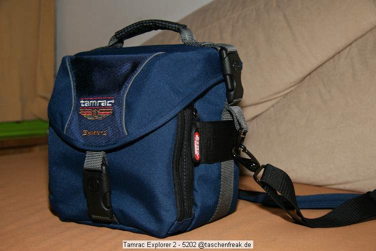 Foto von Christian Bormann - VIELEN DANK !\n\nKommentar des Nutzers:\n\nanbei die Fotos der Tamrac Explorer 2. Bei der Tasche sind noch drei weitere "Teiler" dabei. Allerdings ist sie dann m.E.n. nicht mehr fr ne DSLR zu gebrauchen. Mit der gezeigten Einteilung passen eine 350D mit BG und angesetztem Kit, sowie ein Tamron 70-300 rein. Eine 30D ohne BG mit angesetztem 17-85 IS USM und 580ex Speedlite (natrlich nicht angesteckt) geht gerade noch so rein, allerdings muss man dann schon ein wenig Gewalt beim zumachen aufbringen. Ansonsten bietet die Tasche eine kleine RV-Tasche im Deckelinneren (z.B. fr ne Bedienungsanleitung), einen etwas versteckten "Einschub" fr Ersatzakku und/oder Speicherkarten (je nach Gre) und natrlich die Fronttasche. In dieser hat man vorne nochmals eine RV-Tasche und zwei Netztaschen (ohne Verschluss).