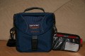 Foto von Christian Bormann - VIELEN DANK !\n\nKommentar des Nutzers:\n\nanbei die Fotos der Tamrac Explorer 2. Bei der Tasche sind noch drei weitere "Teiler" dabei. Allerdings ist sie dann m.E.n. nicht mehr fr ne DSLR zu gebrauchen. Mit der gezeigten Einteilung passen eine 350D mit BG und angesetztem Kit, sowie ein Tamron 70-300 rein. Eine 30D ohne BG mit angesetztem 17-85 IS USM und 580ex Speedlite (natrlich nicht angesteckt) geht gerade noch so rein, allerdings muss man dann schon ein wenig Gewalt beim zumachen aufbringen. Ansonsten bietet die Tasche eine kleine RV-Tasche im Deckelinneren (z.B. fr ne Bedienungsanleitung), einen etwas versteckten "Einschub" fr Ersatzakku und/oder Speicherkarten (je nach Gre) und natrlich die Fronttasche. In dieser hat man vorne nochmals eine RV-Tasche und zwei Netztaschen (ohne Verschluss).