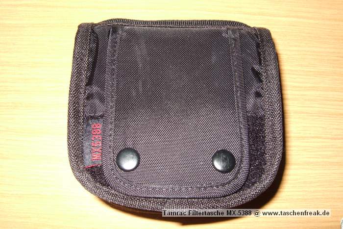 Foto von Jrg Langer\n\nKommentar des Nutzers:\n\nDiese kleine Filtertasche umfasst dank der stabilen Inneneinteilung  5 verschiedene Filterunterteilungen. Die Tasche ist mit einem sehr starken Klettverschluss verschlossen. In ruhigen Rumen sollte man die Tasche vorher schn ffnen.\n\nIdeal, klein, gnstig und durch die Druckknopfgesicherte Schlaufe auch am Grtel zu befestigen.\n\nMeines Erachtens fr Filter nur bedingt brauchbar, da die Filter nicht wirklich staubgeschtzt sind. fr andere Kleinteile wie Akkus, Reinigungstcher etc. ist sie dagegen sehr brauchbar.