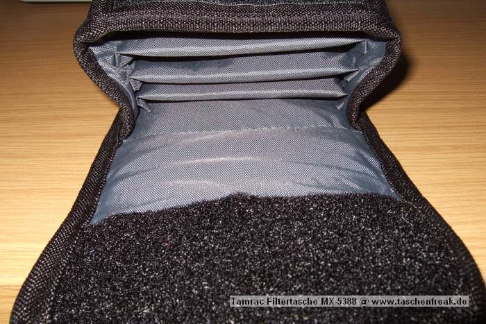 Foto von Jrg Langer\n\nKommentar des Nutzers:\n\nDiese kleine Filtertasche umfasst dank der stabilen Inneneinteilung  5 verschiedene Filterunterteilungen. Die Tasche ist mit einem sehr starken Klettverschluss verschlossen. In ruhigen Rumen sollte man die Tasche vorher schn ffnen.\n\nIdeal, klein, gnstig und durch die Druckknopfgesicherte Schlaufe auch am Grtel zu befestigen.\n\nMeines Erachtens fr Filter nur bedingt brauchbar, da die Filter nicht wirklich staubgeschtzt sind. fr andere Kleinteile wie Akkus, Reinigungstcher etc. ist sie dagegen sehr brauchbar.