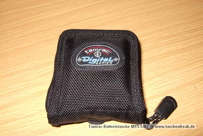 Foto von Jrg Langer\n\nKommentar des Nutzers:\n\nDieses kleine Batterypack fasst entweder 2 Akkus fr kleine DSLRs oder 8 AA Zellen fr den Blitz.\n\nIdeal, klein, gnstig und durch die Druckknopfgesicherte Schlaufe auch am Grtel zu befestigen.