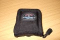 Foto von Jrg Langer\n\nKommentar des Nutzers:\n\nDieses kleine Batterypack fasst entweder 2 Akkus fr kleine DSLRs oder 8 AA Zellen fr den Blitz.\n\nIdeal, klein, gnstig und durch die Druckknopfgesicherte Schlaufe auch am Grtel zu befestigen.