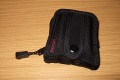 Foto von Jrg Langer\n\nKommentar des Nutzers:\n\nDieses kleine Batterypack fasst entweder 2 Akkus fr kleine DSLRs oder 8 AA Zellen fr den Blitz.\n\nIdeal, klein, gnstig und durch die Druckknopfgesicherte Schlaufe auch am Grtel zu befestigen.