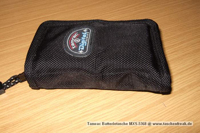 Foto von Jrg Langer\n\nKommentar des Nutzers:\n\nDieses kleine Batterypack fasst entweder 5 Akkus fr kleine DSLRs oder 16 AA Zellen fr den Blitz.\n\nWir haben hier 3x Akku fr die Canon 350D und 8x AA Zellen fr den Blitz. \n\nEbenfalls knnen hier auch Speichercards verstaut werden.\n\nIdeal, klein, gnstig und durch die Druckknopfgesicherte Schlaufe auch am Grtel zu befestigen.