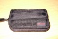 Foto von Jrg Langer\n\nKommentar des Nutzers:\n\nDieses kleine Batterypack fasst entweder 5 Akkus fr kleine DSLRs oder 16 AA Zellen fr den Blitz.\n\nWir haben hier 3x Akku fr die Canon 350D und 8x AA Zellen fr den Blitz. \n\nEbenfalls knnen hier auch Speichercards verstaut werden.\n\nIdeal, klein, gnstig und durch die Druckknopfgesicherte Schlaufe auch am Grtel zu befestigen.
