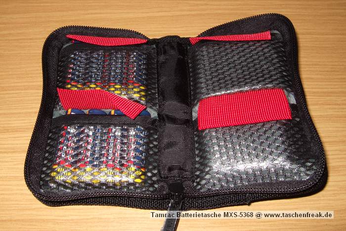 Foto von Jörg Langer\n\nKommentar des Nutzers:\n\nDieses kleine Batterypack fasst entweder 5 Akkus für kleine DSLRs oder 16 AA Zellen für den Blitz.\n\nWir haben hier 3x Akku für die Canon 350D und 8x AA Zellen für den Blitz. \n\nEbenfalls können hier auch Speichercards verstaut werden.\n\nIdeal, klein, günstig und durch die Druckknopfgesicherte Schlaufe auch am Gürtel zu befestigen.