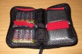 Foto von Jrg Langer\n\nKommentar des Nutzers:\n\nDieses kleine Batterypack fasst entweder 5 Akkus fr kleine DSLRs oder 16 AA Zellen fr den Blitz.\n\nWir haben hier 3x Akku fr die Canon 350D und 8x AA Zellen fr den Blitz. \n\nEbenfalls knnen hier auch Speichercards verstaut werden.\n\nIdeal, klein, gnstig und durch die Druckknopfgesicherte Schlaufe auch am Grtel zu befestigen.