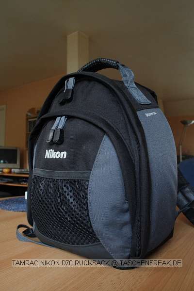 TAMRAC NIKON D70 BAG RUCKSACK\n\nFoto von Volker - VIELEN DANK!\n\nKommentar des Nutzers:\n\nHier ein paar Bilder meines Tamrac Nikon D70 Bag Rucksack. Hier passt z.B. folgendes rein:\nNikon D50 mit aufgesetzten Kit, aber auch eine EOS 30D mit Batteriehandgriff\nTamron 55-200 DI II LD mit verkehrt aufgesetzter Sonnenblende\nTamron 70-300 Di LD Macro 1:2 mit verkehrt aufgesetzter Sonnenblende\nMetz Mecablitz 44 AF-4i N digital\nsowie alles Zubehr der Cam, smtliche Kabel, die Bedienungsanleitung, Ersatzakku etc. rein.\n\nDie Tasche ist gut gepolstert, hat einen angenehmen Tragekomfort und sehr gut verarbeitet. Der Anschaffungspreis liegt bei ca. 70  und ist fr den Hausgebrauch mehr als Ausreichend.\nIm Anhang die Bilder zur Tasche.\n\nViele Gre vom dforum-User HogInc.\nEine sehr gute Idee aus meiner Sicht.\n-- \nhttp://www.hoggis-galerie.de
