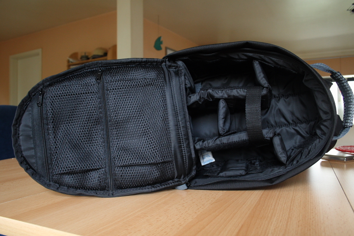 TAMRAC NIKON D70 BAG RUCKSACK\n\nFoto von Volker - VIELEN DANK!\n\nKommentar des Nutzers:\n\nHier ein paar Bilder meines Tamrac Nikon D70 Bag Rucksack. Hier passt z.B. folgendes rein:\nNikon D50 mit aufgesetzten Kit, aber auch eine EOS 30D mit Batteriehandgriff\nTamron 55-200 DI II LD mit verkehrt aufgesetzter Sonnenblende\nTamron 70-300 Di LD Macro 1:2 mit verkehrt aufgesetzter Sonnenblende\nMetz Mecablitz 44 AF-4i N digital\nsowie alles Zubehr der Cam, smtliche Kabel, die Bedienungsanleitung, Ersatzakku etc. rein.\n\nDie Tasche ist gut gepolstert, hat einen angenehmen Tragekomfort und sehr gut verarbeitet. Der Anschaffungspreis liegt bei ca. 70  und ist fr den Hausgebrauch mehr als Ausreichend.\nIm Anhang die Bilder zur Tasche.\n\nViele Gre vom dforum-User HogInc.\nEine sehr gute Idee aus meiner Sicht.\n-- \nhttp://www.hoggis-galerie.de