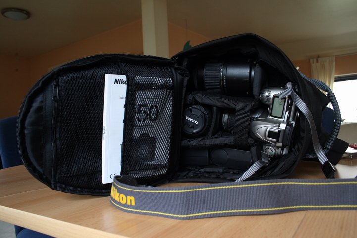 TAMRAC NIKON D70 BAG RUCKSACK\n\nFoto von Volker - VIELEN DANK!\n\nKommentar des Nutzers:\n\nHier ein paar Bilder meines Tamrac Nikon D70 Bag Rucksack. Hier passt z.B. folgendes rein:\nNikon D50 mit aufgesetzten Kit, aber auch eine EOS 30D mit Batteriehandgriff\nTamron 55-200 DI II LD mit verkehrt aufgesetzter Sonnenblende\nTamron 70-300 Di LD Macro 1:2 mit verkehrt aufgesetzter Sonnenblende\nMetz Mecablitz 44 AF-4i N digital\nsowie alles Zubehr der Cam, smtliche Kabel, die Bedienungsanleitung, Ersatzakku etc. rein.\n\nDie Tasche ist gut gepolstert, hat einen angenehmen Tragekomfort und sehr gut verarbeitet. Der Anschaffungspreis liegt bei ca. 70  und ist fr den Hausgebrauch mehr als Ausreichend.\nIm Anhang die Bilder zur Tasche.\n\nViele Gre vom dforum-User HogInc.\nEine sehr gute Idee aus meiner Sicht.\n-- \nhttp://www.hoggis-galerie.de