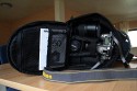 TAMRAC NIKON D70 BAG RUCKSACK\n\nFoto von Volker - VIELEN DANK!\n\nKommentar des Nutzers:\n\nHier ein paar Bilder meines Tamrac Nikon D70 Bag Rucksack. Hier passt z.B. folgendes rein:\nNikon D50 mit aufgesetzten Kit, aber auch eine EOS 30D mit Batteriehandgriff\nTamron 55-200 DI II LD mit verkehrt aufgesetzter Sonnenblende\nTamron 70-300 Di LD Macro 1:2 mit verkehrt aufgesetzter Sonnenblende\nMetz Mecablitz 44 AF-4i N digital\nsowie alles Zubehr der Cam, smtliche Kabel, die Bedienungsanleitung, Ersatzakku etc. rein.\n\nDie Tasche ist gut gepolstert, hat einen angenehmen Tragekomfort und sehr gut verarbeitet. Der Anschaffungspreis liegt bei ca. 70  und ist fr den Hausgebrauch mehr als Ausreichend.\nIm Anhang die Bilder zur Tasche.\n\nViele Gre vom dforum-User HogInc.\nEine sehr gute Idee aus meiner Sicht.\n-- \nhttp://www.hoggis-galerie.de