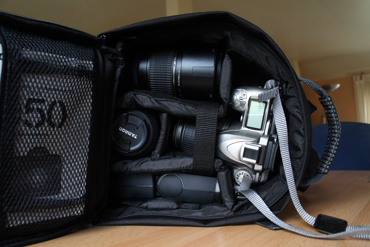 TAMRAC NIKON D70 BAG RUCKSACK\n\nFoto von Volker - VIELEN DANK!\n\nKommentar des Nutzers:\n\nHier ein paar Bilder meines Tamrac Nikon D70 Bag Rucksack. Hier passt z.B. folgendes rein:\nNikon D50 mit aufgesetzten Kit, aber auch eine EOS 30D mit Batteriehandgriff\nTamron 55-200 DI II LD mit verkehrt aufgesetzter Sonnenblende\nTamron 70-300 Di LD Macro 1:2 mit verkehrt aufgesetzter Sonnenblende\nMetz Mecablitz 44 AF-4i N digital\nsowie alles Zubehr der Cam, smtliche Kabel, die Bedienungsanleitung, Ersatzakku etc. rein.\n\nDie Tasche ist gut gepolstert, hat einen angenehmen Tragekomfort und sehr gut verarbeitet. Der Anschaffungspreis liegt bei ca. 70  und ist fr den Hausgebrauch mehr als Ausreichend.\nIm Anhang die Bilder zur Tasche.\n\nViele Gre vom dforum-User HogInc.\nEine sehr gute Idee aus meiner Sicht.\n-- \nhttp://www.hoggis-galerie.de