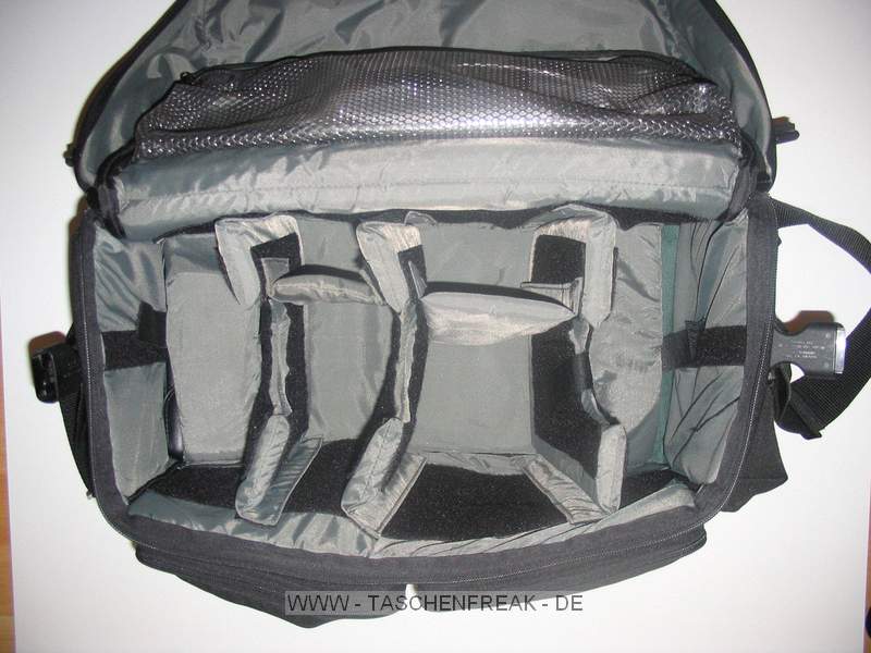 Foto von Frank Fischer - DANKE DAF�R !\n\nKommentar des Nutzers:\n\nSo hier etwas zur Tamrac Pro 12. Ich packe in die Tasche:\n\n10D mit BG und angesetzten 28-80 L USM\n300D mit BG\nBlitz 550EX\nBlitz Sigma 500DG\nEF 100-400 L USM\nEF 17-40 L USM\nEF 50/2,5 Makro\nDip Wiesel\nAkkus�tz\nErsatzakkus NP511\nManfrotto Wechselplatten 2x\nFernausl�ser\n2 Taschenlampen\nSpeicherkartentresor\nGegenlichtblenden\n2 W�rmepads (gegen kalte Finger)\n2 Handschuhe\nKomplettes Make up Set\nPutztuch\nStift\nBlitzsoftbox\nManfrotto Stativschl�ssel\nTat�\n\nIch packe unter die beiden Kamerageh�use die jewels gegen�ber rechts und links im hauptfach der Tasche sind die beiden Blitze. Die 10D kommt mit angesetzten 28-80 rein. Die 300D ohne Optik. Das 17-40 liegt unterhalb des angebrachten 28-80, getrennt vom Optikputztuch. Daneben steht das 50er Makro. �ber dem Makro ist noch Platz f�r einen Konverter. Hab ich aber nicht immer dabei. Das 100-400 steht mit umgedrehter Geli in der Tasche. In dem verbleibenden Abteil des Hauptfaches liegen die 4 Akkus�tze (f�r Dip Wiesel und Blitze), die Wechselplatten von Manfrotto, und die Gelis. In den vorderen beiden Au�enf�chern befinden sich, Schmickset, die NP 511er, der Fernausl�ser, die Taschenlampen, der Manfrotto Stativschl�ssel, der Stift und der Objektivr�ckdeckel. In der einen Seitentasche landen die Tat� und der Dip Wiesel, in der anderen die W�rmepads und die Handschuhe.\n\nDie Tasche ist so beladen sehr schwer!