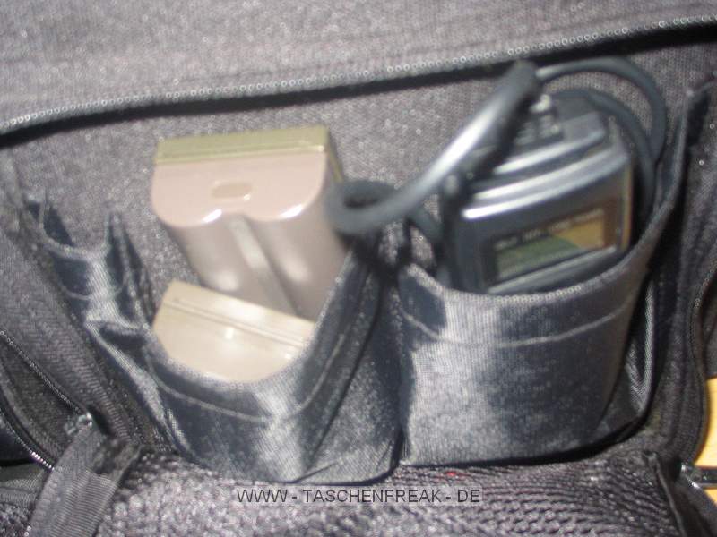 Foto von Frank Fischer - DANKE DAFR !\n\nKommentar des Nutzers:\n\nSo hier etwas zur Tamrac Pro 12. Ich packe in die Tasche:\n\n10D mit BG und angesetzten 28-80 L USM\n300D mit BG\nBlitz 550EX\nBlitz Sigma 500DG\nEF 100-400 L USM\nEF 17-40 L USM\nEF 50/2,5 Makro\nDip Wiesel\nAkkustz\nErsatzakkus NP511\nManfrotto Wechselplatten 2x\nFernauslser\n2 Taschenlampen\nSpeicherkartentresor\nGegenlichtblenden\n2 Wrmepads (gegen kalte Finger)\n2 Handschuhe\nKomplettes Make up Set\nPutztuch\nStift\nBlitzsoftbox\nManfrotto Stativschlssel\nTat\n\nIch packe unter die beiden Kameragehuse die jewels gegenber rechts und links im hauptfach der Tasche sind die beiden Blitze. Die 10D kommt mit angesetzten 28-80 rein. Die 300D ohne Optik. Das 17-40 liegt unterhalb des angebrachten 28-80, getrennt vom Optikputztuch. Daneben steht das 50er Makro. ber dem Makro ist noch Platz fr einen Konverter. Hab ich aber nicht immer dabei. Das 100-400 steht mit umgedrehter Geli in der Tasche. In dem verbleibenden Abteil des Hauptfaches liegen die 4 Akkustze (fr Dip Wiesel und Blitze), die Wechselplatten von Manfrotto, und die Gelis. In den vorderen beiden Auenfchern befinden sich, Schmickset, die NP 511er, der Fernauslser, die Taschenlampen, der Manfrotto Stativschlssel, der Stift und der Objektivrckdeckel. In der einen Seitentasche landen die Tat und der Dip Wiesel, in der anderen die Wrmepads und die Handschuhe.\n\nDie Tasche ist so beladen sehr schwer!