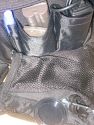 Foto von Frank Fischer - DANKE DAFR !\n\nKommentar des Nutzers:\n\nSo hier etwas zur Tamrac Pro 12. Ich packe in die Tasche:\n\n10D mit BG und angesetzten 28-80 L USM\n300D mit BG\nBlitz 550EX\nBlitz Sigma 500DG\nEF 100-400 L USM\nEF 17-40 L USM\nEF 50/2,5 Makro\nDip Wiesel\nAkkustz\nErsatzakkus NP511\nManfrotto Wechselplatten 2x\nFernauslser\n2 Taschenlampen\nSpeicherkartentresor\nGegenlichtblenden\n2 Wrmepads (gegen kalte Finger)\n2 Handschuhe\nKomplettes Make up Set\nPutztuch\nStift\nBlitzsoftbox\nManfrotto Stativschlssel\nTat\n\nIch packe unter die beiden Kameragehuse die jewels gegenber rechts und links im hauptfach der Tasche sind die beiden Blitze. Die 10D kommt mit angesetzten 28-80 rein. Die 300D ohne Optik. Das 17-40 liegt unterhalb des angebrachten 28-80, getrennt vom Optikputztuch. Daneben steht das 50er Makro. ber dem Makro ist noch Platz fr einen Konverter. Hab ich aber nicht immer dabei. Das 100-400 steht mit umgedrehter Geli in der Tasche. In dem verbleibenden Abteil des Hauptfaches liegen die 4 Akkustze (fr Dip Wiesel und Blitze), die Wechselplatten von Manfrotto, und die Gelis. In den vorderen beiden Auenfchern befinden sich, Schmickset, die NP 511er, der Fernauslser, die Taschenlampen, der Manfrotto Stativschlssel, der Stift und der Objektivrckdeckel. In der einen Seitentasche landen die Tat und der Dip Wiesel, in der anderen die Wrmepads und die Handschuhe.\n\nDie Tasche ist so beladen sehr schwer!