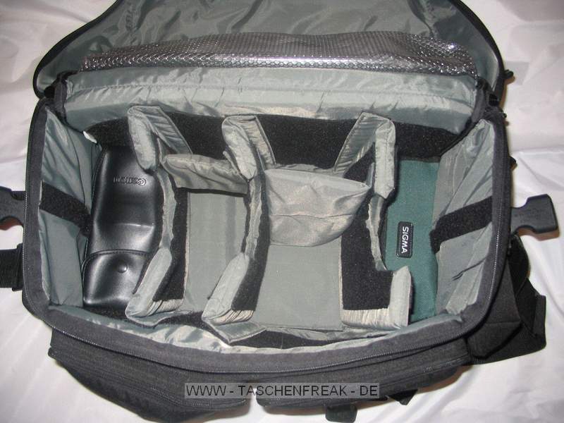 Foto von Frank Fischer - DANKE DAFR !\n\nKommentar des Nutzers:\n\nSo hier etwas zur Tamrac Pro 12. Ich packe in die Tasche:\n\n10D mit BG und angesetzten 28-80 L USM\n300D mit BG\nBlitz 550EX\nBlitz Sigma 500DG\nEF 100-400 L USM\nEF 17-40 L USM\nEF 50/2,5 Makro\nDip Wiesel\nAkkustz\nErsatzakkus NP511\nManfrotto Wechselplatten 2x\nFernauslser\n2 Taschenlampen\nSpeicherkartentresor\nGegenlichtblenden\n2 Wrmepads (gegen kalte Finger)\n2 Handschuhe\nKomplettes Make up Set\nPutztuch\nStift\nBlitzsoftbox\nManfrotto Stativschlssel\nTat\n\nIch packe unter die beiden Kameragehuse die jewels gegenber rechts und links im hauptfach der Tasche sind die beiden Blitze. Die 10D kommt mit angesetzten 28-80 rein. Die 300D ohne Optik. Das 17-40 liegt unterhalb des angebrachten 28-80, getrennt vom Optikputztuch. Daneben steht das 50er Makro. ber dem Makro ist noch Platz fr einen Konverter. Hab ich aber nicht immer dabei. Das 100-400 steht mit umgedrehter Geli in der Tasche. In dem verbleibenden Abteil des Hauptfaches liegen die 4 Akkustze (fr Dip Wiesel und Blitze), die Wechselplatten von Manfrotto, und die Gelis. In den vorderen beiden Auenfchern befinden sich, Schmickset, die NP 511er, der Fernauslser, die Taschenlampen, der Manfrotto Stativschlssel, der Stift und der Objektivrckdeckel. In der einen Seitentasche landen die Tat und der Dip Wiesel, in der anderen die Wrmepads und die Handschuhe.\n\nDie Tasche ist so beladen sehr schwer!