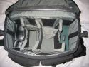 Foto von Frank Fischer - DANKE DAFR !\n\nKommentar des Nutzers:\n\nSo hier etwas zur Tamrac Pro 12. Ich packe in die Tasche:\n\n10D mit BG und angesetzten 28-80 L USM\n300D mit BG\nBlitz 550EX\nBlitz Sigma 500DG\nEF 100-400 L USM\nEF 17-40 L USM\nEF 50/2,5 Makro\nDip Wiesel\nAkkustz\nErsatzakkus NP511\nManfrotto Wechselplatten 2x\nFernauslser\n2 Taschenlampen\nSpeicherkartentresor\nGegenlichtblenden\n2 Wrmepads (gegen kalte Finger)\n2 Handschuhe\nKomplettes Make up Set\nPutztuch\nStift\nBlitzsoftbox\nManfrotto Stativschlssel\nTat\n\nIch packe unter die beiden Kameragehuse die jewels gegenber rechts und links im hauptfach der Tasche sind die beiden Blitze. Die 10D kommt mit angesetzten 28-80 rein. Die 300D ohne Optik. Das 17-40 liegt unterhalb des angebrachten 28-80, getrennt vom Optikputztuch. Daneben steht das 50er Makro. ber dem Makro ist noch Platz fr einen Konverter. Hab ich aber nicht immer dabei. Das 100-400 steht mit umgedrehter Geli in der Tasche. In dem verbleibenden Abteil des Hauptfaches liegen die 4 Akkustze (fr Dip Wiesel und Blitze), die Wechselplatten von Manfrotto, und die Gelis. In den vorderen beiden Auenfchern befinden sich, Schmickset, die NP 511er, der Fernauslser, die Taschenlampen, der Manfrotto Stativschlssel, der Stift und der Objektivrckdeckel. In der einen Seitentasche landen die Tat und der Dip Wiesel, in der anderen die Wrmepads und die Handschuhe.\n\nDie Tasche ist so beladen sehr schwer!