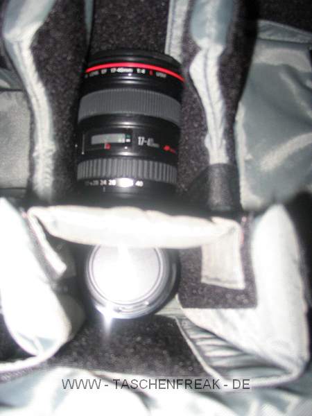 Foto von Frank Fischer - DANKE DAFÜR !\n\nKommentar des Nutzers:\n\nSo hier etwas zur Tamrac Pro 12. Ich packe in die Tasche:\n\n10D mit BG und angesetzten 28-80 L USM\n300D mit BG\nBlitz 550EX\nBlitz Sigma 500DG\nEF 100-400 L USM\nEF 17-40 L USM\nEF 50/2,5 Makro\nDip Wiesel\nAkkusätz\nErsatzakkus NP511\nManfrotto Wechselplatten 2x\nFernauslöser\n2 Taschenlampen\nSpeicherkartentresor\nGegenlichtblenden\n2 Wärmepads (gegen kalte Finger)\n2 Handschuhe\nKomplettes Make up Set\nPutztuch\nStift\nBlitzsoftbox\nManfrotto Stativschlüssel\nTatü\n\nIch packe unter die beiden Kameragehäuse die jewels gegenüber rechts und links im hauptfach der Tasche sind die beiden Blitze. Die 10D kommt mit angesetzten 28-80 rein. Die 300D ohne Optik. Das 17-40 liegt unterhalb des angebrachten 28-80, getrennt vom Optikputztuch. Daneben steht das 50er Makro. Über dem Makro ist noch Platz für einen Konverter. Hab ich aber nicht immer dabei. Das 100-400 steht mit umgedrehter Geli in der Tasche. In dem verbleibenden Abteil des Hauptfaches liegen die 4 Akkusätze (für Dip Wiesel und Blitze), die Wechselplatten von Manfrotto, und die Gelis. In den vorderen beiden Außenfächern befinden sich, Schmickset, die NP 511er, der Fernauslöser, die Taschenlampen, der Manfrotto Stativschlüssel, der Stift und der Objektivrückdeckel. In der einen Seitentasche landen die Tatü und der Dip Wiesel, in der anderen die Wärmepads und die Handschuhe.\n\nDie Tasche ist so beladen sehr schwer!