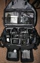 Foto von Michael Mecke - DANKE DAFR !\n\nKommentar des Nutzers:\n\nIch habe mal die Pro 12 mit ein paar Sachen fr den Makro-Einsatz befllt. Man sieht die 1D mit 150 EX Sigma, gegenber eine EOS RT. Das 2,8/100 USM Makro, Sigma EM 140 DG Ringblitz. Unten in kleinen Fchern Zeiss 2,8/35 mit Adapter, Soligor Zwischenringe. In den Vorderfchern X-Drive Pro und Kleinkram. In Deckelfchern Polfilter, Winkelsucher,Kabelauslser.\n\nVorteil:\n\n-Gute Verarbeitung\n-sehr gnstig\n\nNachteil:\n\n-beladen sehr schwer und unbequem\n-keine AW Hlle