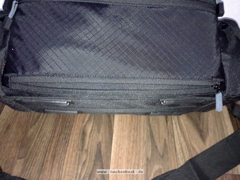 TAMRAC - PRO 8 - 5608\n\nFoto und Text von Sergej Fast - VIELEN DANK!\n\nKommentar:\n\nhallo anbei ein paar bilder der Tamrac Pro 8 - 5608 tasche\n \nwie ich finde nur fr kleinere linsen geeignet und dennoch super im tragen und verarbeitung.\neine 5D Mark 2 mit dem dazugehrigen BGund angesetzter Canon 35mm 1.4L Linse  geht grad so von der hhe herein.\nSigma 50mm/1.4 und Canon 85mm/1.8 so wie div. Cleantools Zusatz Cam-Akkus und Blitzakkus haben platz , aber das wars dann auch , ist dann platz komplett vergeben , und ein paar von den kletttrennwnden bleiben noch ber , s. Bilder.\n \nKind Regards\nSergej Fast