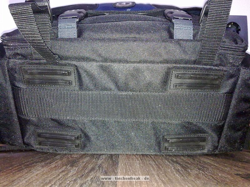 TAMRAC - PRO 8 - 5608\n\nFoto und Text von Sergej Fast - VIELEN DANK!\n\nKommentar:\n\nhallo anbei ein paar bilder der Tamrac Pro 8 - 5608 tasche\n \nwie ich finde nur fr kleinere linsen geeignet und dennoch super im tragen und verarbeitung.\neine 5D Mark 2 mit dem dazugehrigen BGund angesetzter Canon 35mm 1.4L Linse  geht grad so von der hhe herein.\nSigma 50mm/1.4 und Canon 85mm/1.8 so wie div. Cleantools Zusatz Cam-Akkus und Blitzakkus haben platz , aber das wars dann auch , ist dann platz komplett vergeben , und ein paar von den kletttrennwnden bleiben noch ber , s. Bilder.\n \nKind Regards\nSergej Fast