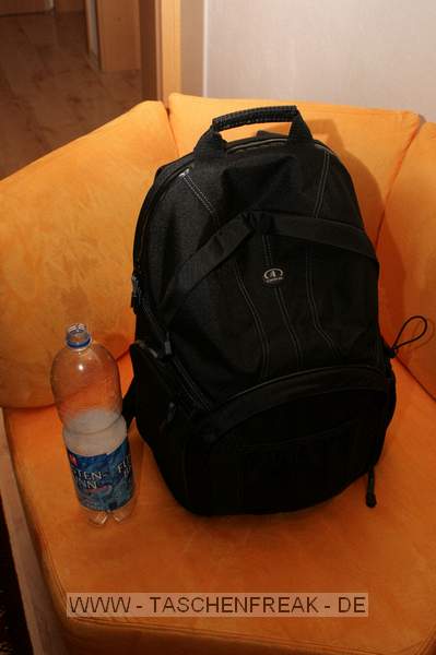 TAMRAC SPEEDPACK 3385\n\nFoto und Text von Johannes Waschke - VIELEN DANK!\n\nKommentar:\n\nHi!\n\nAnbei Bilder un Bericht zum o.g. Rucksack. Hoffentlich gengt es soweit Ihren Ansprchen. brigens - klasse Website ;) !\n\nErluterung:\n\n-Oben gibt es ein Fach fr normales Gepck. Dort passt zB. entweder ein Fuball rein, oder ein Sechserpack von 0,5l-Flaschen, oder eben im praktischen Einsatz Jacke und Pulli. \n-Unten liegt das Kamerafach: Canon 40D + BG + 17-55 + GeLi, 70-200 + (umgekehrter) GeLi, 2 Blitze passen locker rein. Ich wrde behaupten, dass da noch ein mittelgroes Objektiv (zB. 70-300er) reingeht. Man kann es ja auch sinnvoller packen als ich (das 70-200er hab ich hingestellt; man knnte es auch hinlegen - Hingestellt passt es gerade noch rein, sodass man allerdings schon eine leichte Beule auen am Rucksack hat) -Die Trennwand zwischen Gepck- und Kamerafach ist enfernbar.\n-Echt fein: die Seitenffnung! Da kann man die Cam aus dem Kamerafach nehmen, whrend man den Rucksack auf dem Rcken - oder zumindest an einer Schulter hngend- hat. Die 40D inkl. Batteriegriff passt mit leichtem Druck durch, sodass es eigentlich mit kaum einer Kamera Probleme geben drfte. Viel grer sind ja auch die 1D etc. nicht.\n-Weitere Taschen: Auen ein Netz wo eine Trinkflasche reinpasst. Auerdem 2-3kleinere Fcher (Speicherkarten, Objektivdeckel,...)\n-Laptop-Tasche: Nutzen kann ich mangels Laptop nicht einschtzen.\n-Tragekomfort: Der Rucksack trgt sich sehr bequem; Gre ist gerade noch das, was ich auch auf Konzerten und hnlichen Fotoveranstaltungen schleppen wrde. Zum Wandern und verreisen ist es ideal!\n\nLiebe Gre\nJohannes Waschke\n(www.johannes-waschke.de)
