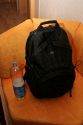 TAMRAC SPEEDPACK 3385\n\nFoto und Text von Johannes Waschke - VIELEN DANK!\n\nKommentar:\n\nHi!\n\nAnbei Bilder un Bericht zum o.g. Rucksack. Hoffentlich gengt es soweit Ihren Ansprchen. brigens - klasse Website ;) !\n\nErluterung:\n\n-Oben gibt es ein Fach fr normales Gepck. Dort passt zB. entweder ein Fuball rein, oder ein Sechserpack von 0,5l-Flaschen, oder eben im praktischen Einsatz Jacke und Pulli. \n-Unten liegt das Kamerafach: Canon 40D + BG + 17-55 + GeLi, 70-200 + (umgekehrter) GeLi, 2 Blitze passen locker rein. Ich wrde behaupten, dass da noch ein mittelgroes Objektiv (zB. 70-300er) reingeht. Man kann es ja auch sinnvoller packen als ich (das 70-200er hab ich hingestellt; man knnte es auch hinlegen - Hingestellt passt es gerade noch rein, sodass man allerdings schon eine leichte Beule auen am Rucksack hat) -Die Trennwand zwischen Gepck- und Kamerafach ist enfernbar.\n-Echt fein: die Seitenffnung! Da kann man die Cam aus dem Kamerafach nehmen, whrend man den Rucksack auf dem Rcken - oder zumindest an einer Schulter hngend- hat. Die 40D inkl. Batteriegriff passt mit leichtem Druck durch, sodass es eigentlich mit kaum einer Kamera Probleme geben drfte. Viel grer sind ja auch die 1D etc. nicht.\n-Weitere Taschen: Auen ein Netz wo eine Trinkflasche reinpasst. Auerdem 2-3kleinere Fcher (Speicherkarten, Objektivdeckel,...)\n-Laptop-Tasche: Nutzen kann ich mangels Laptop nicht einschtzen.\n-Tragekomfort: Der Rucksack trgt sich sehr bequem; Gre ist gerade noch das, was ich auch auf Konzerten und hnlichen Fotoveranstaltungen schleppen wrde. Zum Wandern und verreisen ist es ideal!\n\nLiebe Gre\nJohannes Waschke\n(www.johannes-waschke.de)
