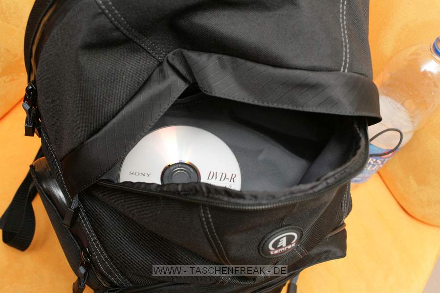 TAMRAC SPEEDPACK 3385\n\nFoto und Text von Johannes Waschke - VIELEN DANK!\n\nKommentar:\n\nHi!\n\nAnbei Bilder un Bericht zum o.g. Rucksack. Hoffentlich gengt es soweit Ihren Ansprchen. brigens - klasse Website ;) !\n\nErluterung:\n\n-Oben gibt es ein Fach fr normales Gepck. Dort passt zB. entweder ein Fuball rein, oder ein Sechserpack von 0,5l-Flaschen, oder eben im praktischen Einsatz Jacke und Pulli. \n-Unten liegt das Kamerafach: Canon 40D + BG + 17-55 + GeLi, 70-200 + (umgekehrter) GeLi, 2 Blitze passen locker rein. Ich wrde behaupten, dass da noch ein mittelgroes Objektiv (zB. 70-300er) reingeht. Man kann es ja auch sinnvoller packen als ich (das 70-200er hab ich hingestellt; man knnte es auch hinlegen - Hingestellt passt es gerade noch rein, sodass man allerdings schon eine leichte Beule auen am Rucksack hat) -Die Trennwand zwischen Gepck- und Kamerafach ist enfernbar.\n-Echt fein: die Seitenffnung! Da kann man die Cam aus dem Kamerafach nehmen, whrend man den Rucksack auf dem Rcken - oder zumindest an einer Schulter hngend- hat. Die 40D inkl. Batteriegriff passt mit leichtem Druck durch, sodass es eigentlich mit kaum einer Kamera Probleme geben drfte. Viel grer sind ja auch die 1D etc. nicht.\n-Weitere Taschen: Auen ein Netz wo eine Trinkflasche reinpasst. Auerdem 2-3kleinere Fcher (Speicherkarten, Objektivdeckel,...)\n-Laptop-Tasche: Nutzen kann ich mangels Laptop nicht einschtzen.\n-Tragekomfort: Der Rucksack trgt sich sehr bequem; Gre ist gerade noch das, was ich auch auf Konzerten und hnlichen Fotoveranstaltungen schleppen wrde. Zum Wandern und verreisen ist es ideal!\n\nLiebe Gre\nJohannes Waschke\n(www.johannes-waschke.de)