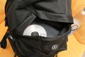TAMRAC SPEEDPACK 3385\n\nFoto und Text von Johannes Waschke - VIELEN DANK!\n\nKommentar:\n\nHi!\n\nAnbei Bilder un Bericht zum o.g. Rucksack. Hoffentlich gengt es soweit Ihren Ansprchen. brigens - klasse Website ;) !\n\nErluterung:\n\n-Oben gibt es ein Fach fr normales Gepck. Dort passt zB. entweder ein Fuball rein, oder ein Sechserpack von 0,5l-Flaschen, oder eben im praktischen Einsatz Jacke und Pulli. \n-Unten liegt das Kamerafach: Canon 40D + BG + 17-55 + GeLi, 70-200 + (umgekehrter) GeLi, 2 Blitze passen locker rein. Ich wrde behaupten, dass da noch ein mittelgroes Objektiv (zB. 70-300er) reingeht. Man kann es ja auch sinnvoller packen als ich (das 70-200er hab ich hingestellt; man knnte es auch hinlegen - Hingestellt passt es gerade noch rein, sodass man allerdings schon eine leichte Beule auen am Rucksack hat) -Die Trennwand zwischen Gepck- und Kamerafach ist enfernbar.\n-Echt fein: die Seitenffnung! Da kann man die Cam aus dem Kamerafach nehmen, whrend man den Rucksack auf dem Rcken - oder zumindest an einer Schulter hngend- hat. Die 40D inkl. Batteriegriff passt mit leichtem Druck durch, sodass es eigentlich mit kaum einer Kamera Probleme geben drfte. Viel grer sind ja auch die 1D etc. nicht.\n-Weitere Taschen: Auen ein Netz wo eine Trinkflasche reinpasst. Auerdem 2-3kleinere Fcher (Speicherkarten, Objektivdeckel,...)\n-Laptop-Tasche: Nutzen kann ich mangels Laptop nicht einschtzen.\n-Tragekomfort: Der Rucksack trgt sich sehr bequem; Gre ist gerade noch das, was ich auch auf Konzerten und hnlichen Fotoveranstaltungen schleppen wrde. Zum Wandern und verreisen ist es ideal!\n\nLiebe Gre\nJohannes Waschke\n(www.johannes-waschke.de)