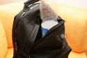 TAMRAC SPEEDPACK 3385\n\nFoto und Text von Johannes Waschke - VIELEN DANK!\n\nKommentar:\n\nHi!\n\nAnbei Bilder un Bericht zum o.g. Rucksack. Hoffentlich gengt es soweit Ihren Ansprchen. brigens - klasse Website ;) !\n\nErluterung:\n\n-Oben gibt es ein Fach fr normales Gepck. Dort passt zB. entweder ein Fuball rein, oder ein Sechserpack von 0,5l-Flaschen, oder eben im praktischen Einsatz Jacke und Pulli. \n-Unten liegt das Kamerafach: Canon 40D + BG + 17-55 + GeLi, 70-200 + (umgekehrter) GeLi, 2 Blitze passen locker rein. Ich wrde behaupten, dass da noch ein mittelgroes Objektiv (zB. 70-300er) reingeht. Man kann es ja auch sinnvoller packen als ich (das 70-200er hab ich hingestellt; man knnte es auch hinlegen - Hingestellt passt es gerade noch rein, sodass man allerdings schon eine leichte Beule auen am Rucksack hat) -Die Trennwand zwischen Gepck- und Kamerafach ist enfernbar.\n-Echt fein: die Seitenffnung! Da kann man die Cam aus dem Kamerafach nehmen, whrend man den Rucksack auf dem Rcken - oder zumindest an einer Schulter hngend- hat. Die 40D inkl. Batteriegriff passt mit leichtem Druck durch, sodass es eigentlich mit kaum einer Kamera Probleme geben drfte. Viel grer sind ja auch die 1D etc. nicht.\n-Weitere Taschen: Auen ein Netz wo eine Trinkflasche reinpasst. Auerdem 2-3kleinere Fcher (Speicherkarten, Objektivdeckel,...)\n-Laptop-Tasche: Nutzen kann ich mangels Laptop nicht einschtzen.\n-Tragekomfort: Der Rucksack trgt sich sehr bequem; Gre ist gerade noch das, was ich auch auf Konzerten und hnlichen Fotoveranstaltungen schleppen wrde. Zum Wandern und verreisen ist es ideal!\n\nLiebe Gre\nJohannes Waschke\n(www.johannes-waschke.de)