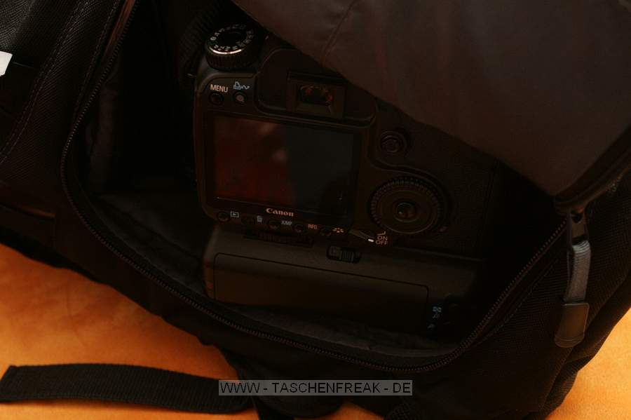 TAMRAC SPEEDPACK 3385\n\nFoto und Text von Johannes Waschke - VIELEN DANK!\n\nKommentar:\n\nHi!\n\nAnbei Bilder un Bericht zum o.g. Rucksack. Hoffentlich gengt es soweit Ihren Ansprchen. brigens - klasse Website ;) !\n\nErluterung:\n\n-Oben gibt es ein Fach fr normales Gepck. Dort passt zB. entweder ein Fuball rein, oder ein Sechserpack von 0,5l-Flaschen, oder eben im praktischen Einsatz Jacke und Pulli. \n-Unten liegt das Kamerafach: Canon 40D + BG + 17-55 + GeLi, 70-200 + (umgekehrter) GeLi, 2 Blitze passen locker rein. Ich wrde behaupten, dass da noch ein mittelgroes Objektiv (zB. 70-300er) reingeht. Man kann es ja auch sinnvoller packen als ich (das 70-200er hab ich hingestellt; man knnte es auch hinlegen - Hingestellt passt es gerade noch rein, sodass man allerdings schon eine leichte Beule auen am Rucksack hat) -Die Trennwand zwischen Gepck- und Kamerafach ist enfernbar.\n-Echt fein: die Seitenffnung! Da kann man die Cam aus dem Kamerafach nehmen, whrend man den Rucksack auf dem Rcken - oder zumindest an einer Schulter hngend- hat. Die 40D inkl. Batteriegriff passt mit leichtem Druck durch, sodass es eigentlich mit kaum einer Kamera Probleme geben drfte. Viel grer sind ja auch die 1D etc. nicht.\n-Weitere Taschen: Auen ein Netz wo eine Trinkflasche reinpasst. Auerdem 2-3kleinere Fcher (Speicherkarten, Objektivdeckel,...)\n-Laptop-Tasche: Nutzen kann ich mangels Laptop nicht einschtzen.\n-Tragekomfort: Der Rucksack trgt sich sehr bequem; Gre ist gerade noch das, was ich auch auf Konzerten und hnlichen Fotoveranstaltungen schleppen wrde. Zum Wandern und verreisen ist es ideal!\n\nLiebe Gre\nJohannes Waschke\n(www.johannes-waschke.de)