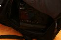 TAMRAC SPEEDPACK 3385\n\nFoto und Text von Johannes Waschke - VIELEN DANK!\n\nKommentar:\n\nHi!\n\nAnbei Bilder un Bericht zum o.g. Rucksack. Hoffentlich gengt es soweit Ihren Ansprchen. brigens - klasse Website ;) !\n\nErluterung:\n\n-Oben gibt es ein Fach fr normales Gepck. Dort passt zB. entweder ein Fuball rein, oder ein Sechserpack von 0,5l-Flaschen, oder eben im praktischen Einsatz Jacke und Pulli. \n-Unten liegt das Kamerafach: Canon 40D + BG + 17-55 + GeLi, 70-200 + (umgekehrter) GeLi, 2 Blitze passen locker rein. Ich wrde behaupten, dass da noch ein mittelgroes Objektiv (zB. 70-300er) reingeht. Man kann es ja auch sinnvoller packen als ich (das 70-200er hab ich hingestellt; man knnte es auch hinlegen - Hingestellt passt es gerade noch rein, sodass man allerdings schon eine leichte Beule auen am Rucksack hat) -Die Trennwand zwischen Gepck- und Kamerafach ist enfernbar.\n-Echt fein: die Seitenffnung! Da kann man die Cam aus dem Kamerafach nehmen, whrend man den Rucksack auf dem Rcken - oder zumindest an einer Schulter hngend- hat. Die 40D inkl. Batteriegriff passt mit leichtem Druck durch, sodass es eigentlich mit kaum einer Kamera Probleme geben drfte. Viel grer sind ja auch die 1D etc. nicht.\n-Weitere Taschen: Auen ein Netz wo eine Trinkflasche reinpasst. Auerdem 2-3kleinere Fcher (Speicherkarten, Objektivdeckel,...)\n-Laptop-Tasche: Nutzen kann ich mangels Laptop nicht einschtzen.\n-Tragekomfort: Der Rucksack trgt sich sehr bequem; Gre ist gerade noch das, was ich auch auf Konzerten und hnlichen Fotoveranstaltungen schleppen wrde. Zum Wandern und verreisen ist es ideal!\n\nLiebe Gre\nJohannes Waschke\n(www.johannes-waschke.de)