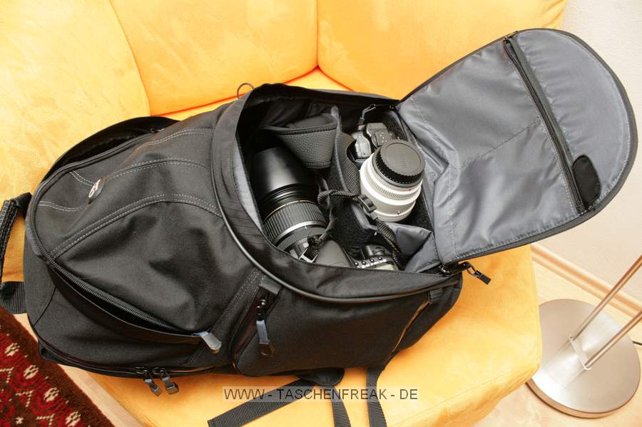 TAMRAC SPEEDPACK 3385\n\nFoto und Text von Johannes Waschke - VIELEN DANK!\n\nKommentar:\n\nHi!\n\nAnbei Bilder un Bericht zum o.g. Rucksack. Hoffentlich gengt es soweit Ihren Ansprchen. brigens - klasse Website ;) !\n\nErluterung:\n\n-Oben gibt es ein Fach fr normales Gepck. Dort passt zB. entweder ein Fuball rein, oder ein Sechserpack von 0,5l-Flaschen, oder eben im praktischen Einsatz Jacke und Pulli. \n-Unten liegt das Kamerafach: Canon 40D + BG + 17-55 + GeLi, 70-200 + (umgekehrter) GeLi, 2 Blitze passen locker rein. Ich wrde behaupten, dass da noch ein mittelgroes Objektiv (zB. 70-300er) reingeht. Man kann es ja auch sinnvoller packen als ich (das 70-200er hab ich hingestellt; man knnte es auch hinlegen - Hingestellt passt es gerade noch rein, sodass man allerdings schon eine leichte Beule auen am Rucksack hat) -Die Trennwand zwischen Gepck- und Kamerafach ist enfernbar.\n-Echt fein: die Seitenffnung! Da kann man die Cam aus dem Kamerafach nehmen, whrend man den Rucksack auf dem Rcken - oder zumindest an einer Schulter hngend- hat. Die 40D inkl. Batteriegriff passt mit leichtem Druck durch, sodass es eigentlich mit kaum einer Kamera Probleme geben drfte. Viel grer sind ja auch die 1D etc. nicht.\n-Weitere Taschen: Auen ein Netz wo eine Trinkflasche reinpasst. Auerdem 2-3kleinere Fcher (Speicherkarten, Objektivdeckel,...)\n-Laptop-Tasche: Nutzen kann ich mangels Laptop nicht einschtzen.\n-Tragekomfort: Der Rucksack trgt sich sehr bequem; Gre ist gerade noch das, was ich auch auf Konzerten und hnlichen Fotoveranstaltungen schleppen wrde. Zum Wandern und verreisen ist es ideal!\n\nLiebe Gre\nJohannes Waschke\n(www.johannes-waschke.de)