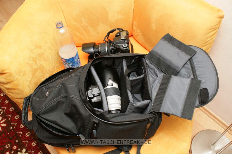 TAMRAC SPEEDPACK 3385\n\nFoto und Text von Johannes Waschke - VIELEN DANK!\n\nKommentar:\n\nHi!\n\nAnbei Bilder un Bericht zum o.g. Rucksack. Hoffentlich gengt es soweit Ihren Ansprchen. brigens - klasse Website ;) !\n\nErluterung:\n\n-Oben gibt es ein Fach fr normales Gepck. Dort passt zB. entweder ein Fuball rein, oder ein Sechserpack von 0,5l-Flaschen, oder eben im praktischen Einsatz Jacke und Pulli. \n-Unten liegt das Kamerafach: Canon 40D + BG + 17-55 + GeLi, 70-200 + (umgekehrter) GeLi, 2 Blitze passen locker rein. Ich wrde behaupten, dass da noch ein mittelgroes Objektiv (zB. 70-300er) reingeht. Man kann es ja auch sinnvoller packen als ich (das 70-200er hab ich hingestellt; man knnte es auch hinlegen - Hingestellt passt es gerade noch rein, sodass man allerdings schon eine leichte Beule auen am Rucksack hat) -Die Trennwand zwischen Gepck- und Kamerafach ist enfernbar.\n-Echt fein: die Seitenffnung! Da kann man die Cam aus dem Kamerafach nehmen, whrend man den Rucksack auf dem Rcken - oder zumindest an einer Schulter hngend- hat. Die 40D inkl. Batteriegriff passt mit leichtem Druck durch, sodass es eigentlich mit kaum einer Kamera Probleme geben drfte. Viel grer sind ja auch die 1D etc. nicht.\n-Weitere Taschen: Auen ein Netz wo eine Trinkflasche reinpasst. Auerdem 2-3kleinere Fcher (Speicherkarten, Objektivdeckel,...)\n-Laptop-Tasche: Nutzen kann ich mangels Laptop nicht einschtzen.\n-Tragekomfort: Der Rucksack trgt sich sehr bequem; Gre ist gerade noch das, was ich auch auf Konzerten und hnlichen Fotoveranstaltungen schleppen wrde. Zum Wandern und verreisen ist es ideal!\n\nLiebe Gre\nJohannes Waschke\n(www.johannes-waschke.de)