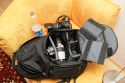 TAMRAC SPEEDPACK 3385\n\nFoto und Text von Johannes Waschke - VIELEN DANK!\n\nKommentar:\n\nHi!\n\nAnbei Bilder un Bericht zum o.g. Rucksack. Hoffentlich gengt es soweit Ihren Ansprchen. brigens - klasse Website ;) !\n\nErluterung:\n\n-Oben gibt es ein Fach fr normales Gepck. Dort passt zB. entweder ein Fuball rein, oder ein Sechserpack von 0,5l-Flaschen, oder eben im praktischen Einsatz Jacke und Pulli. \n-Unten liegt das Kamerafach: Canon 40D + BG + 17-55 + GeLi, 70-200 + (umgekehrter) GeLi, 2 Blitze passen locker rein. Ich wrde behaupten, dass da noch ein mittelgroes Objektiv (zB. 70-300er) reingeht. Man kann es ja auch sinnvoller packen als ich (das 70-200er hab ich hingestellt; man knnte es auch hinlegen - Hingestellt passt es gerade noch rein, sodass man allerdings schon eine leichte Beule auen am Rucksack hat) -Die Trennwand zwischen Gepck- und Kamerafach ist enfernbar.\n-Echt fein: die Seitenffnung! Da kann man die Cam aus dem Kamerafach nehmen, whrend man den Rucksack auf dem Rcken - oder zumindest an einer Schulter hngend- hat. Die 40D inkl. Batteriegriff passt mit leichtem Druck durch, sodass es eigentlich mit kaum einer Kamera Probleme geben drfte. Viel grer sind ja auch die 1D etc. nicht.\n-Weitere Taschen: Auen ein Netz wo eine Trinkflasche reinpasst. Auerdem 2-3kleinere Fcher (Speicherkarten, Objektivdeckel,...)\n-Laptop-Tasche: Nutzen kann ich mangels Laptop nicht einschtzen.\n-Tragekomfort: Der Rucksack trgt sich sehr bequem; Gre ist gerade noch das, was ich auch auf Konzerten und hnlichen Fotoveranstaltungen schleppen wrde. Zum Wandern und verreisen ist es ideal!\n\nLiebe Gre\nJohannes Waschke\n(www.johannes-waschke.de)
