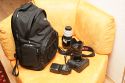 TAMRAC SPEEDPACK 3385\n\nFoto und Text von Johannes Waschke - VIELEN DANK!\n\nKommentar:\n\nHi!\n\nAnbei Bilder un Bericht zum o.g. Rucksack. Hoffentlich gengt es soweit Ihren Ansprchen. brigens - klasse Website ;) !\n\nErluterung:\n\n-Oben gibt es ein Fach fr normales Gepck. Dort passt zB. entweder ein Fuball rein, oder ein Sechserpack von 0,5l-Flaschen, oder eben im praktischen Einsatz Jacke und Pulli. \n-Unten liegt das Kamerafach: Canon 40D + BG + 17-55 + GeLi, 70-200 + (umgekehrter) GeLi, 2 Blitze passen locker rein. Ich wrde behaupten, dass da noch ein mittelgroes Objektiv (zB. 70-300er) reingeht. Man kann es ja auch sinnvoller packen als ich (das 70-200er hab ich hingestellt; man knnte es auch hinlegen - Hingestellt passt es gerade noch rein, sodass man allerdings schon eine leichte Beule auen am Rucksack hat) -Die Trennwand zwischen Gepck- und Kamerafach ist enfernbar.\n-Echt fein: die Seitenffnung! Da kann man die Cam aus dem Kamerafach nehmen, whrend man den Rucksack auf dem Rcken - oder zumindest an einer Schulter hngend- hat. Die 40D inkl. Batteriegriff passt mit leichtem Druck durch, sodass es eigentlich mit kaum einer Kamera Probleme geben drfte. Viel grer sind ja auch die 1D etc. nicht.\n-Weitere Taschen: Auen ein Netz wo eine Trinkflasche reinpasst. Auerdem 2-3kleinere Fcher (Speicherkarten, Objektivdeckel,...)\n-Laptop-Tasche: Nutzen kann ich mangels Laptop nicht einschtzen.\n-Tragekomfort: Der Rucksack trgt sich sehr bequem; Gre ist gerade noch das, was ich auch auf Konzerten und hnlichen Fotoveranstaltungen schleppen wrde. Zum Wandern und verreisen ist es ideal!\n\nLiebe Gre\nJohannes Waschke\n(www.johannes-waschke.de)