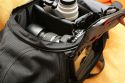 TAMRAC SPEEDPACK 3385\n\nFoto und Text von Johannes Waschke - VIELEN DANK!\n\nKommentar:\n\nHi!\n\nAnbei Bilder un Bericht zum o.g. Rucksack. Hoffentlich gengt es soweit Ihren Ansprchen. brigens - klasse Website ;) !\n\nErluterung:\n\n-Oben gibt es ein Fach fr normales Gepck. Dort passt zB. entweder ein Fuball rein, oder ein Sechserpack von 0,5l-Flaschen, oder eben im praktischen Einsatz Jacke und Pulli. \n-Unten liegt das Kamerafach: Canon 40D + BG + 17-55 + GeLi, 70-200 + (umgekehrter) GeLi, 2 Blitze passen locker rein. Ich wrde behaupten, dass da noch ein mittelgroes Objektiv (zB. 70-300er) reingeht. Man kann es ja auch sinnvoller packen als ich (das 70-200er hab ich hingestellt; man knnte es auch hinlegen - Hingestellt passt es gerade noch rein, sodass man allerdings schon eine leichte Beule auen am Rucksack hat) -Die Trennwand zwischen Gepck- und Kamerafach ist enfernbar.\n-Echt fein: die Seitenffnung! Da kann man die Cam aus dem Kamerafach nehmen, whrend man den Rucksack auf dem Rcken - oder zumindest an einer Schulter hngend- hat. Die 40D inkl. Batteriegriff passt mit leichtem Druck durch, sodass es eigentlich mit kaum einer Kamera Probleme geben drfte. Viel grer sind ja auch die 1D etc. nicht.\n-Weitere Taschen: Auen ein Netz wo eine Trinkflasche reinpasst. Auerdem 2-3kleinere Fcher (Speicherkarten, Objektivdeckel,...)\n-Laptop-Tasche: Nutzen kann ich mangels Laptop nicht einschtzen.\n-Tragekomfort: Der Rucksack trgt sich sehr bequem; Gre ist gerade noch das, was ich auch auf Konzerten und hnlichen Fotoveranstaltungen schleppen wrde. Zum Wandern und verreisen ist es ideal!\n\nLiebe Gre\nJohannes Waschke\n(www.johannes-waschke.de)